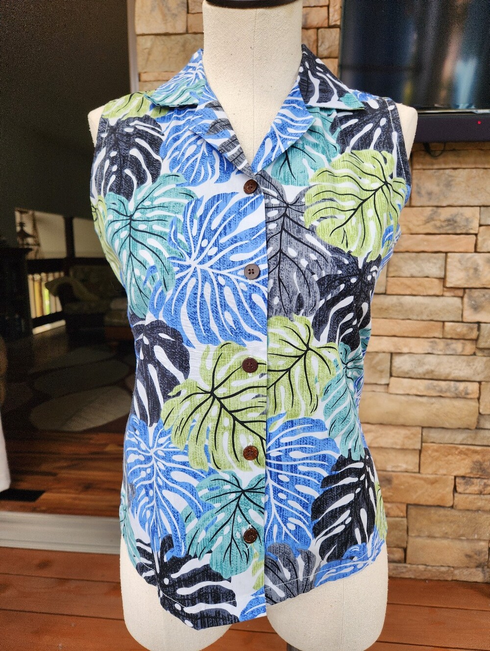 Sleeveless Tropical Leaf Button-Front Women’s Blouse in Blue & Green
